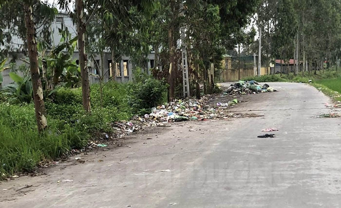 Di chuyển rác thải tập kết trên đường liên thôn ở xã Kim Liên